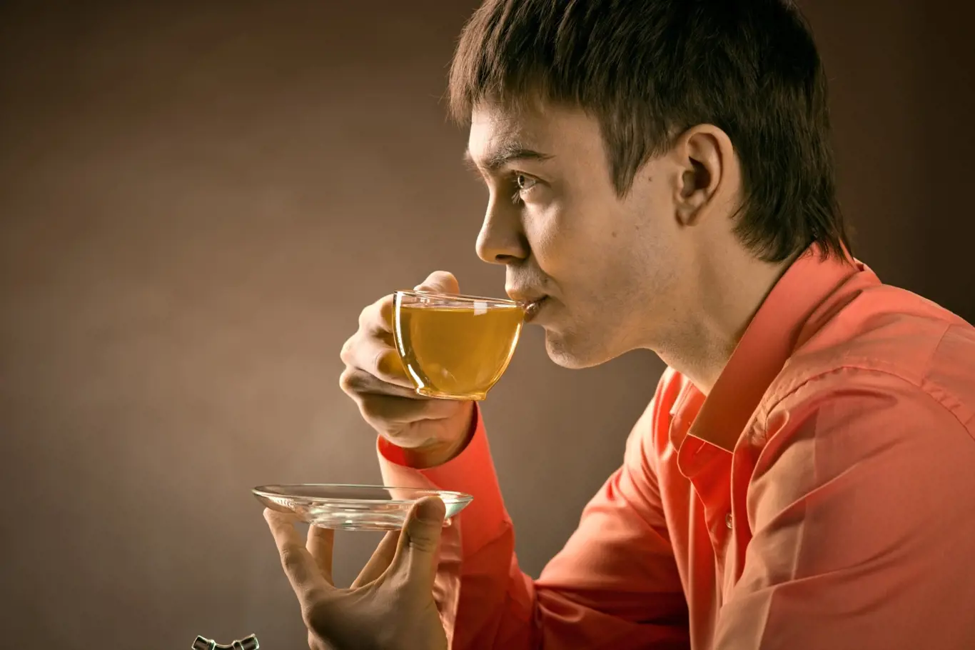 Muž pijící zelený čaj.