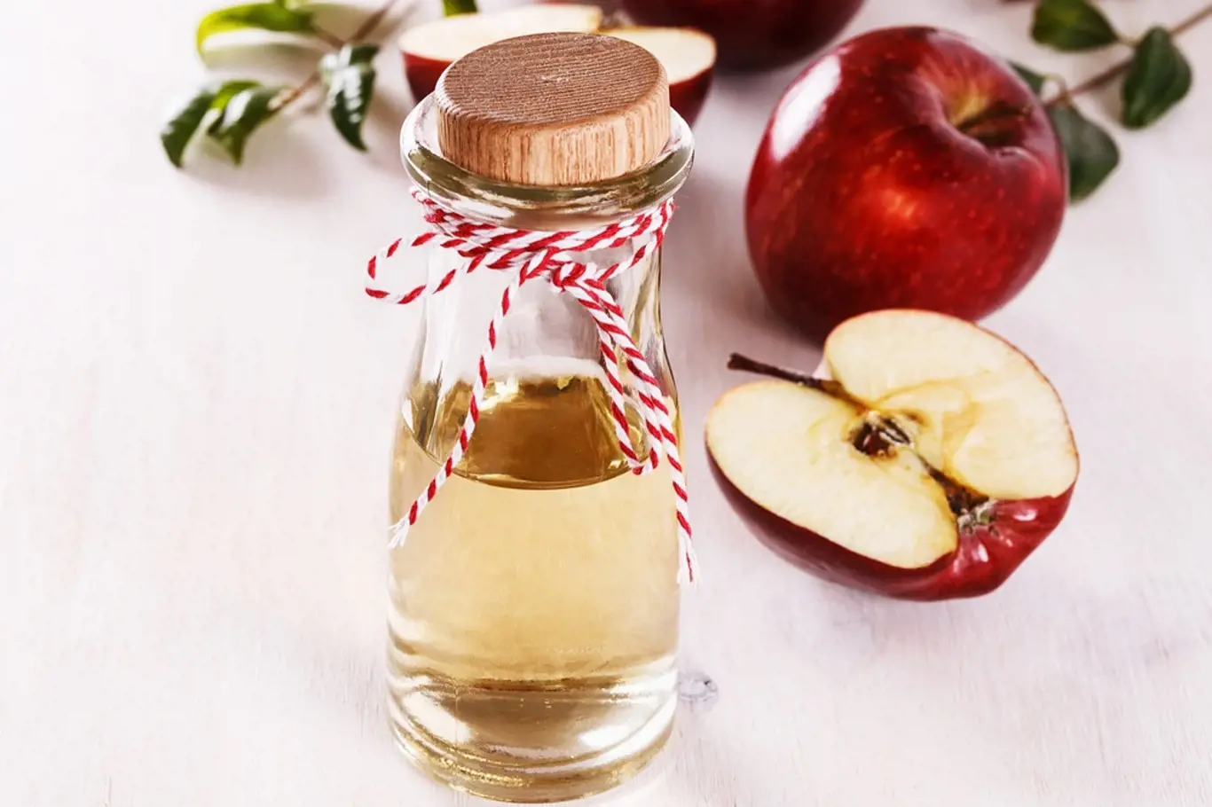 Jablečný ocet se řadí mezi přírodní léčiva s blahodárnými účinky na náš organismus.