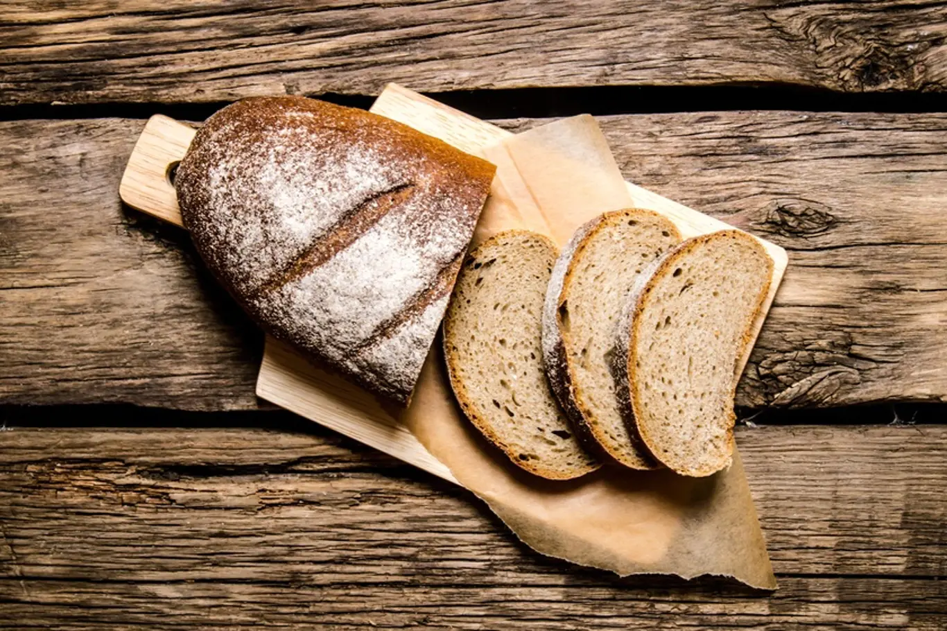 Chléb nejsnáze proschne, pokud jej nakrájíme na plátky.