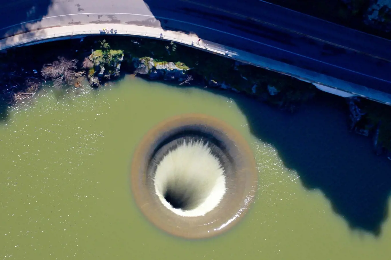 Svatá díra (Glory Hole) vypouští povodní naplněné jezero Berryessa
