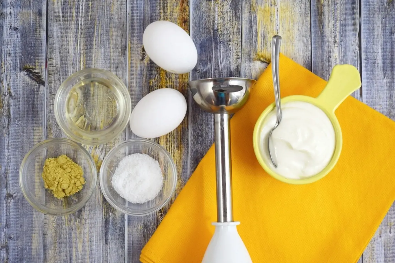 Majonéza obsahuje vejce a olej, dochutit lze například solí, citronem a pepřem.