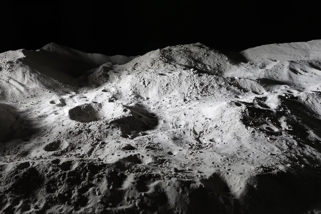 Povrch salcburské krychle připomíná kráter.