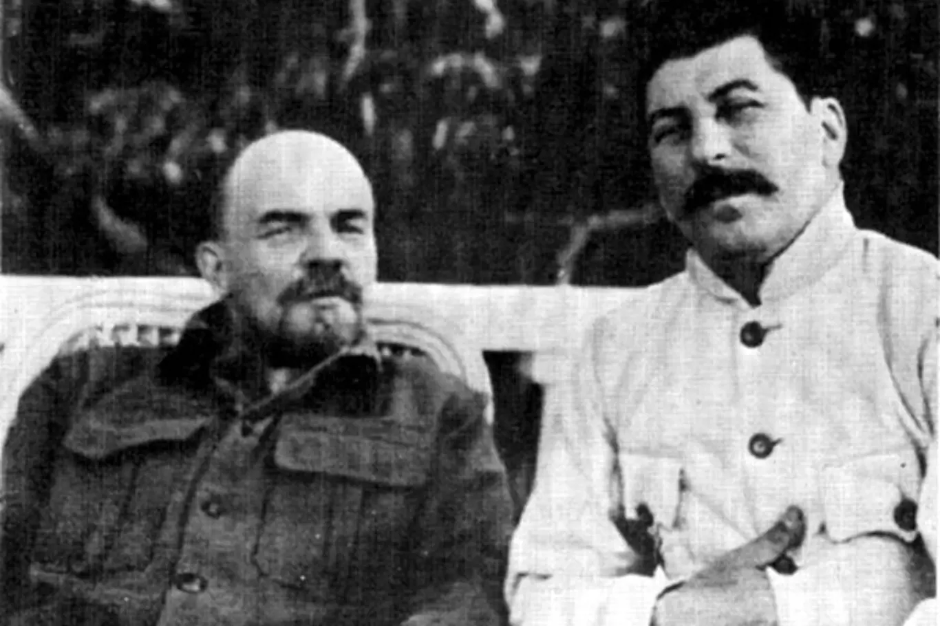 Lenin v dokumentu známém jako Leninova závěť Stalina ostře kritizuje