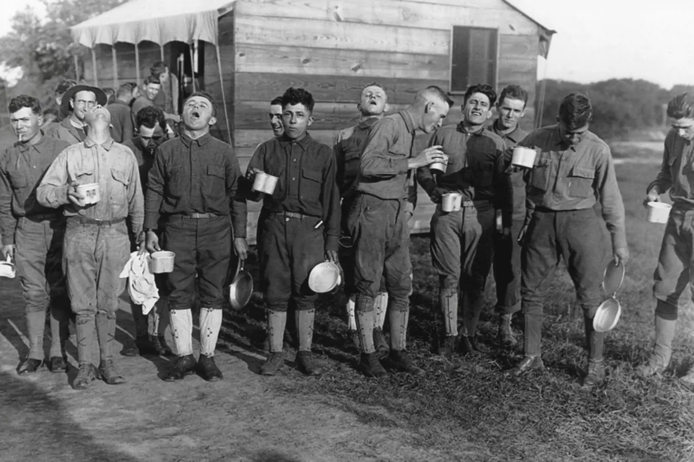 Američtí vojáci kloktají slanou vodu v prevenci před španělskou chřipkou (1918)