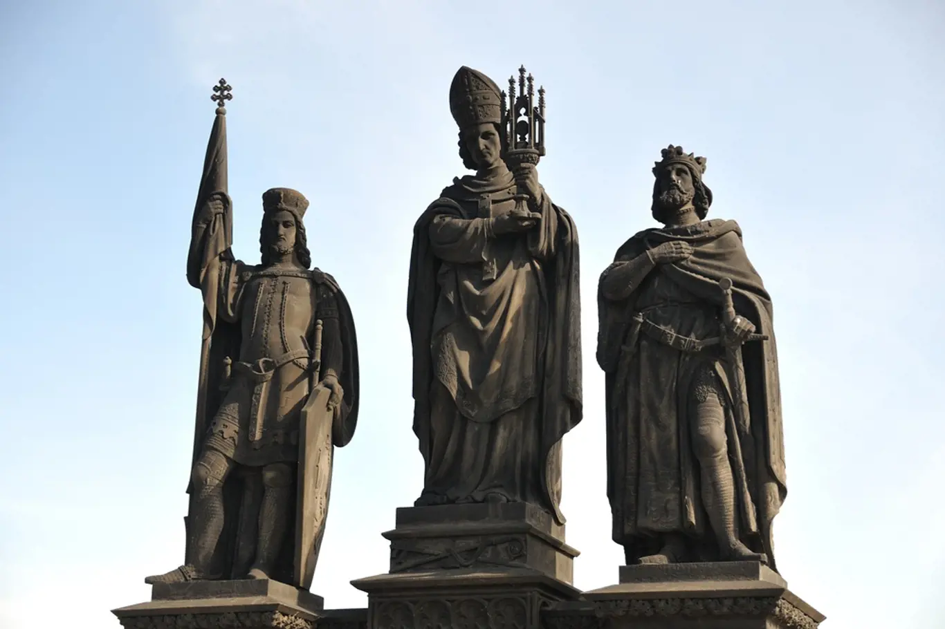 Sochy Václava IV., jeho bratra Zikmunda a sv. Norberta