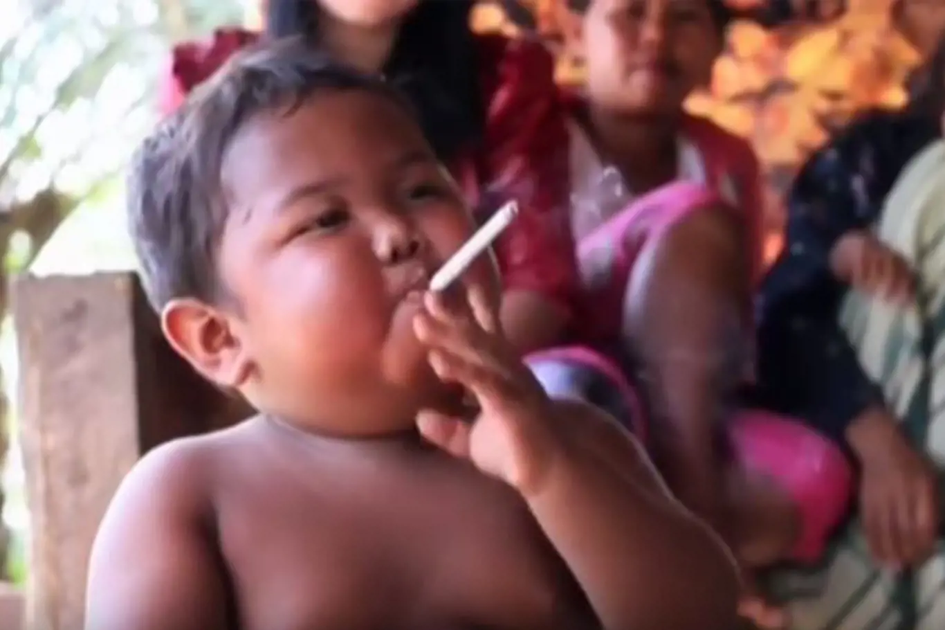 Tyto fotografie šokovaly svět: Aldi Riza kouřil ve dvou letech 40 cigaret denně! Co je s ním dnes?