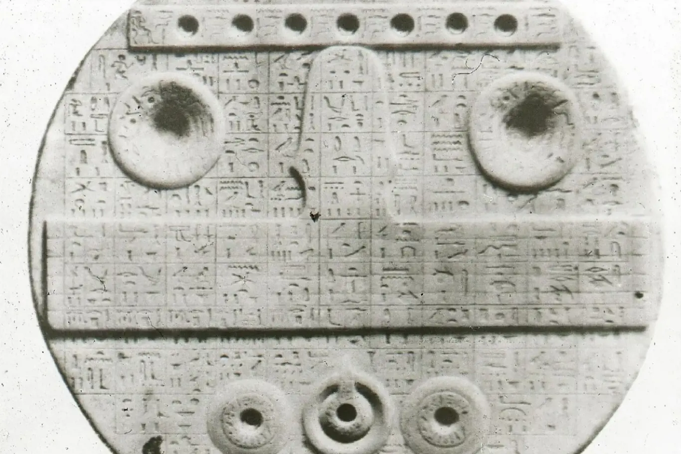 Defdží, kulatý, obětní stůl, alabastr, 49 x 13 cm, 75 kg, Stará říše, 6. dynastie 2323-2150 př. n. l., Egypt