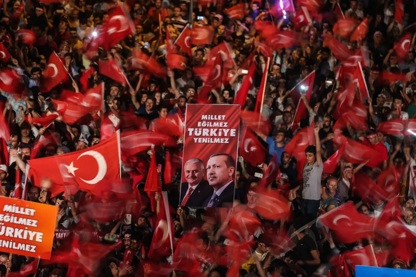 Demokratická Evropa kroky prezidenta Erdoğana nechápe. U turecké veřejnosti se však dočkaly masové podpory.