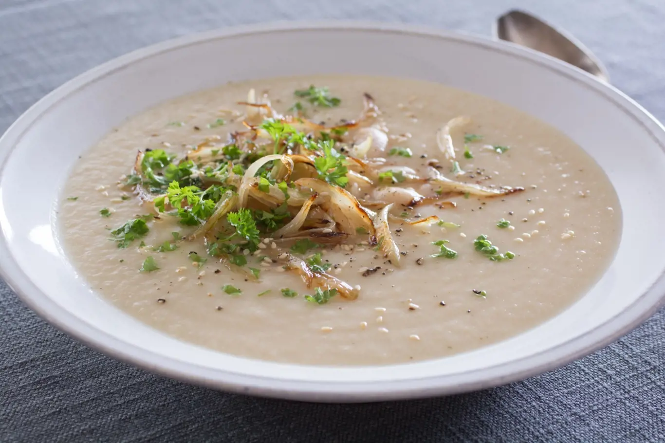 Krémová polévka s bílými fazolemi se skvěle hodí jako předkrm či večeře v zimě.