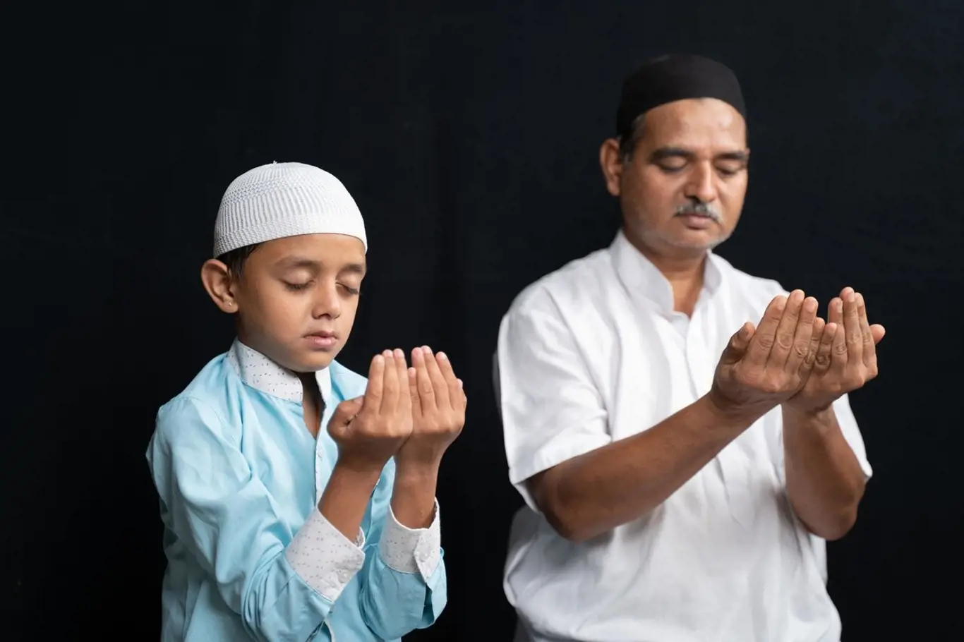 Otec a syn při modlitbě.