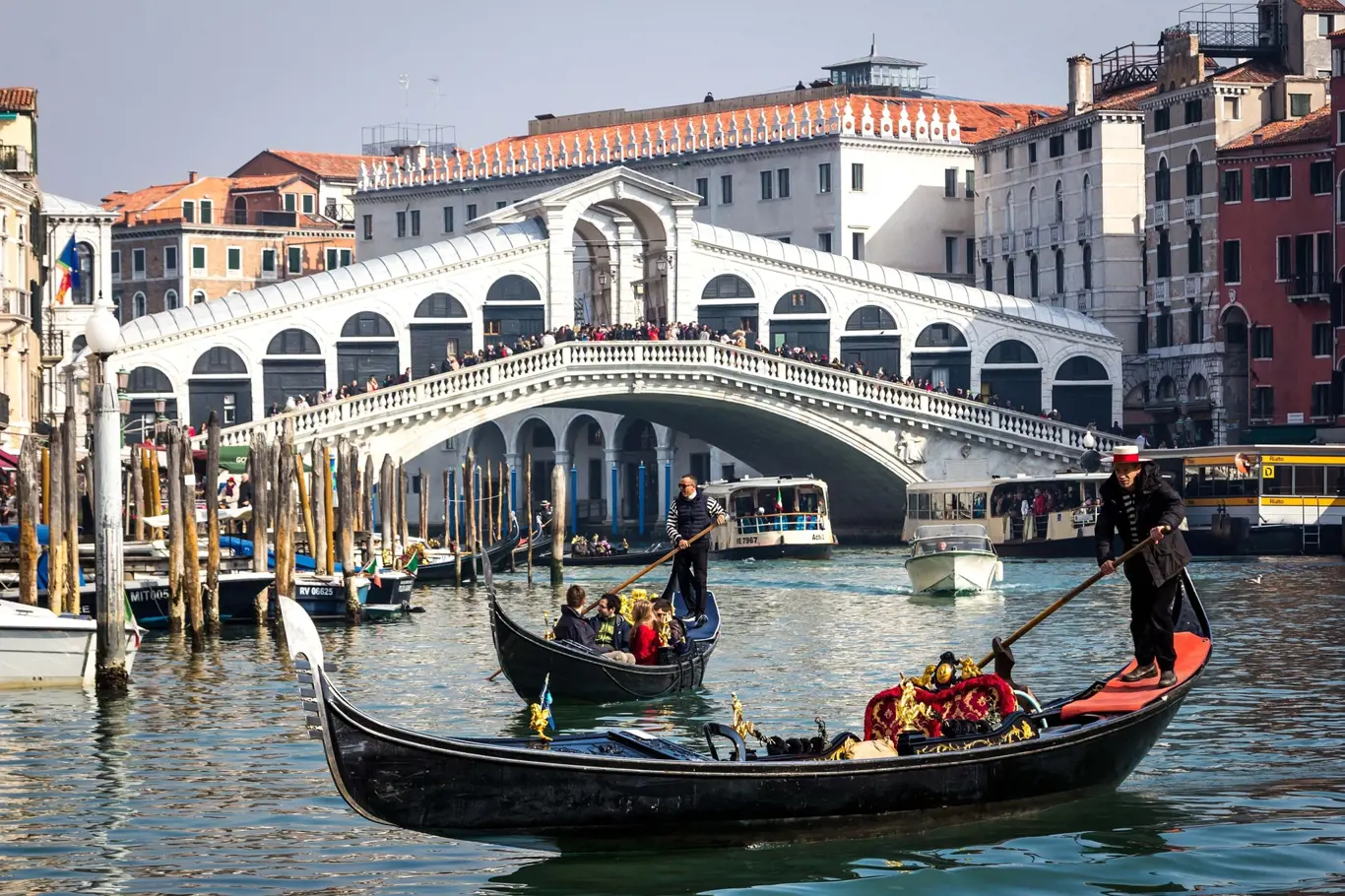 Romantika Benátek pro jedny, zisk pro druhé a nepříjemný turistický nával pro třetí