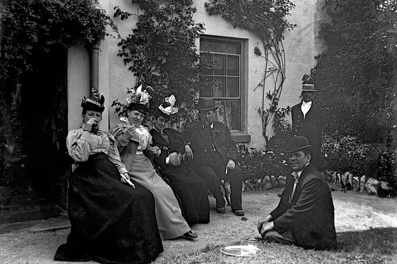 Skupina přátel na konci 19. století, ilustrační foto.