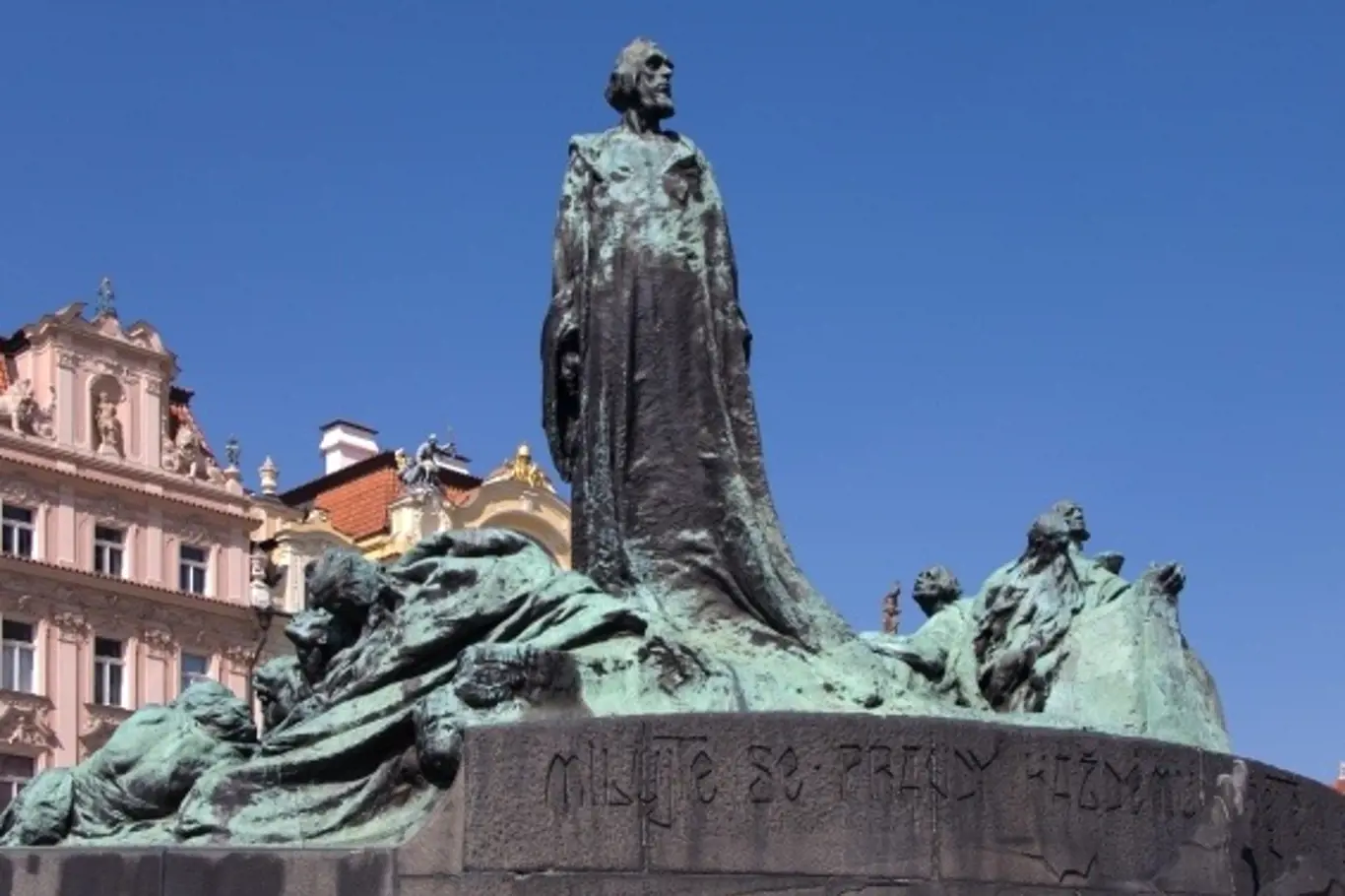Socha Jana Husa na pražském Staroměstském náměstí.
