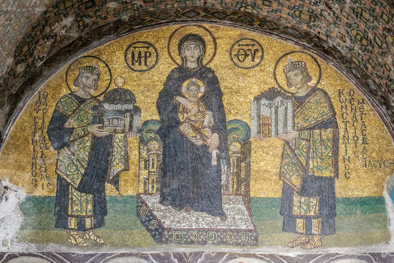 Mozaika Hagia Sofia zobrazující Pannu Marii s dítětem Kristem na klíně. Po jejím pravém boku stojí Justinián a nabízí model Hagia Sofia. Po její levici Konstantin I. předkládá model Konstantinopole.