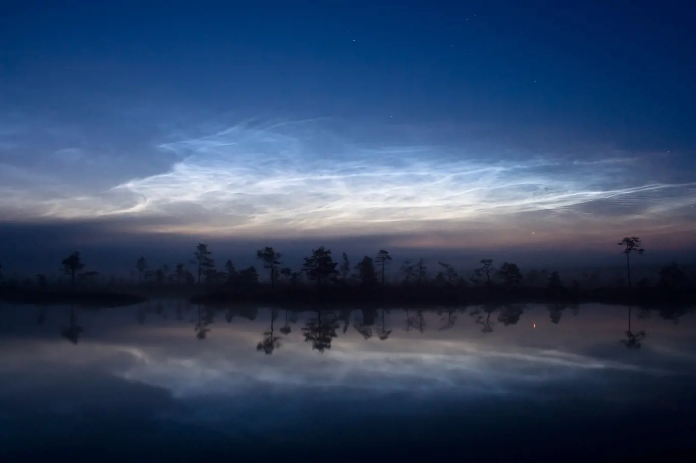 Noční mraky, rašeliniště Kuresoo, Národní park Soomaa, Estonsko.