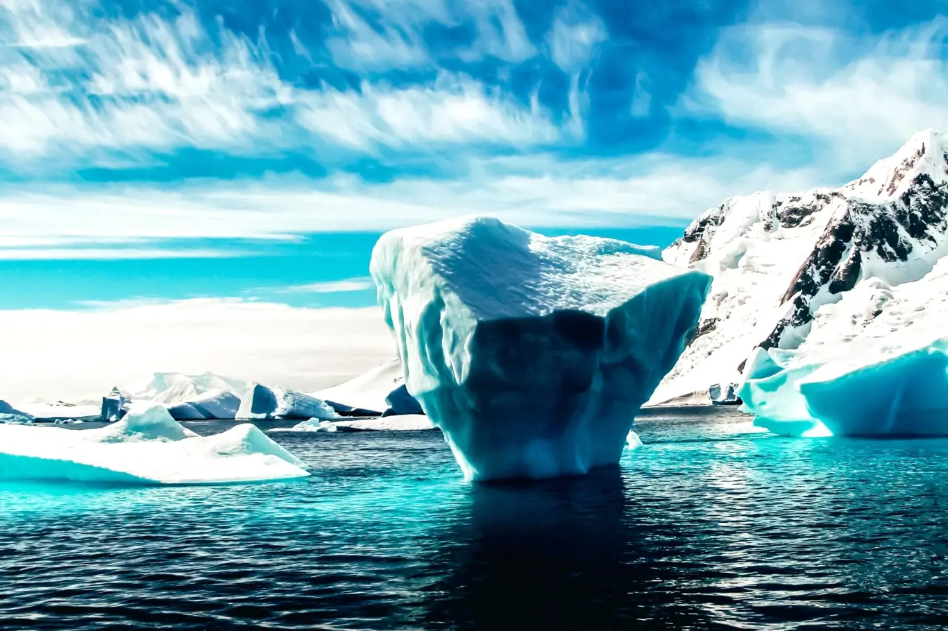 Jak zjistili vědci z Yaleovy univerzity, hluboko do nitra Arktidy pronikla teplejší voda, která vznikla stovky kilometrů daleko.