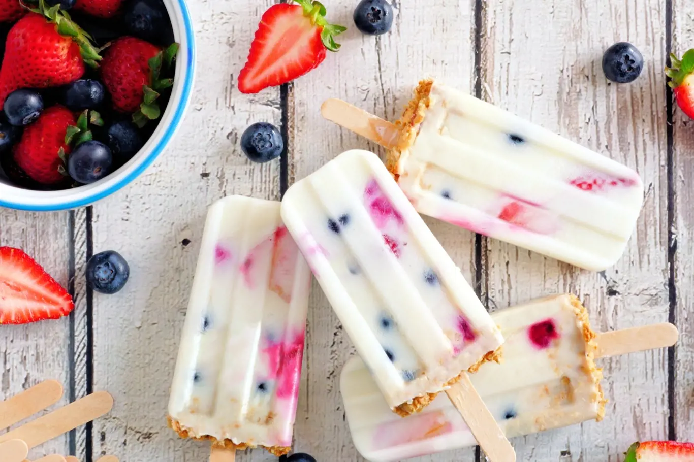 Domácí jogurtové nanuky plné ovoce potěší děti i dospělé.