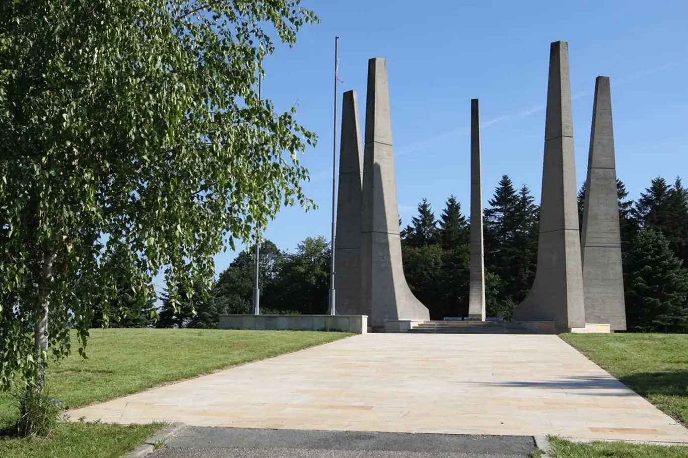 Památník v Ploštině
