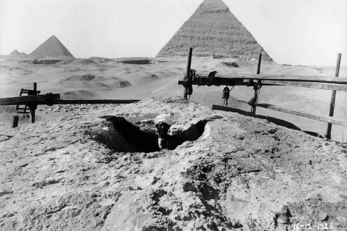 Muž stojící v otvoru na vrcholu hlavy Sfingy (1925).
