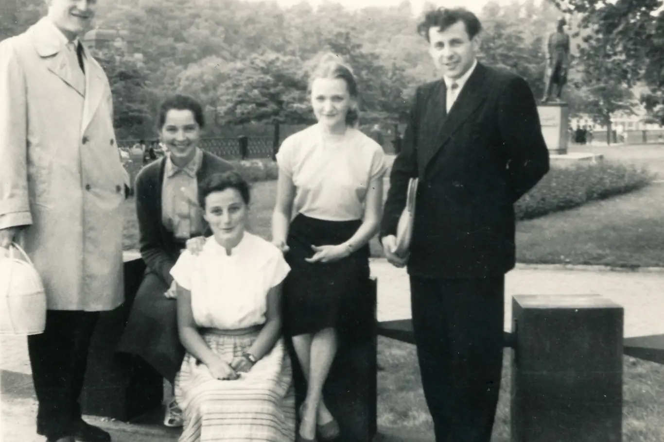 Jiřina Čechová (druhá zprava) v roce 1960 jako studentka FF UK