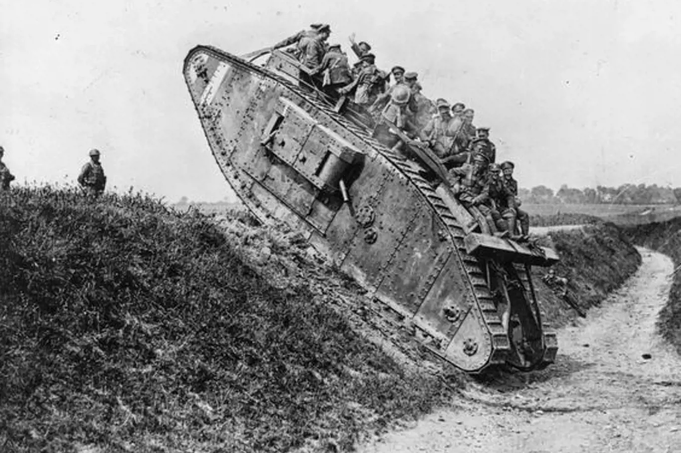 První britský tank typu Mark I. z roku 1916 v terénu
