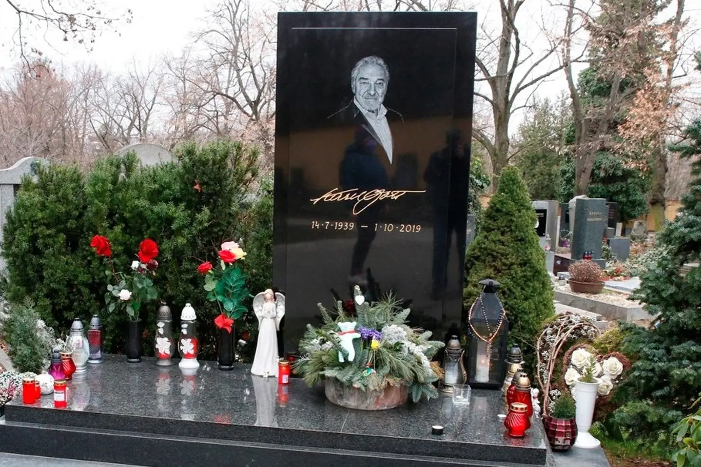 Martina Formanová se legendě české hudby přišla poklonit a zapálit mu svíčku.
