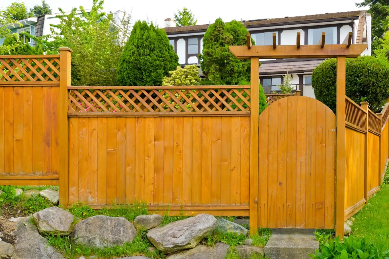 Dřevěný plot a vstupní branka.