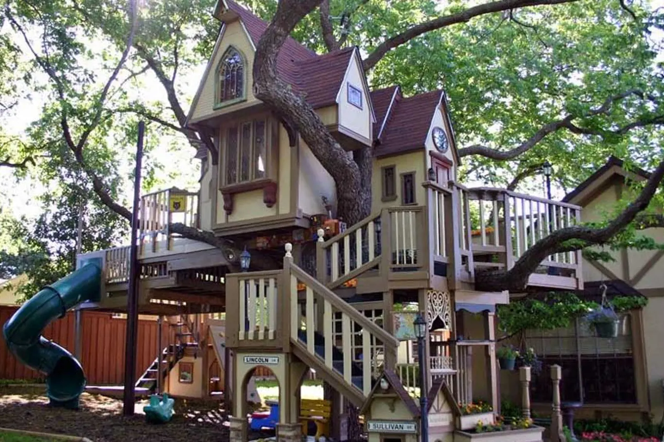 Dětský dům v koruně stromu