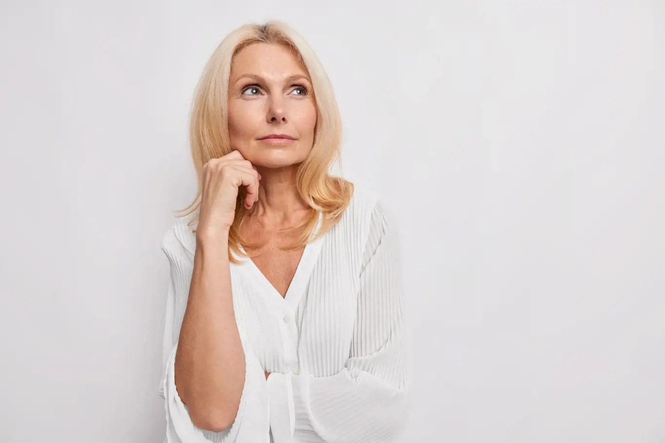 Žena v menopauze a nechtěný únik moči.