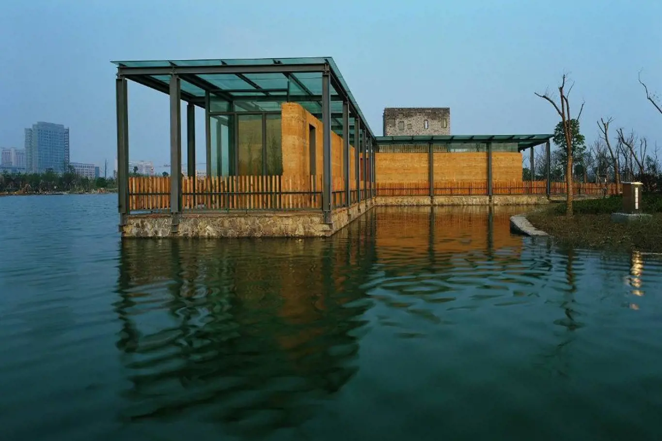 Pět „rozptýlených“ domů, Ningbo, Čína (2003 - 2006)