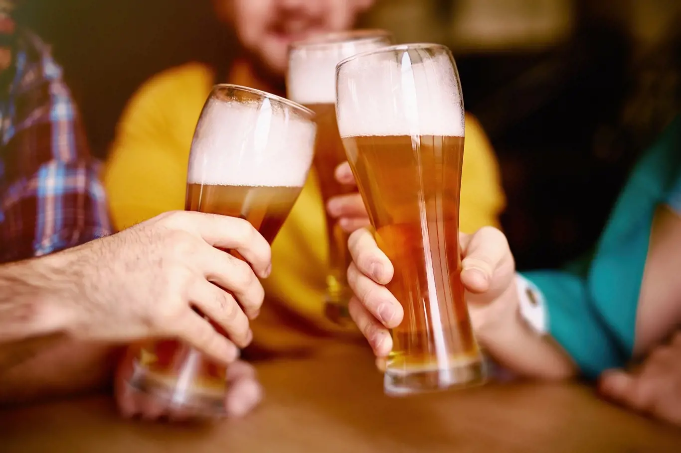 Všichni potřebujeme přátele, ale časté návštěvy restaurace spíše hrozí alkoholismem