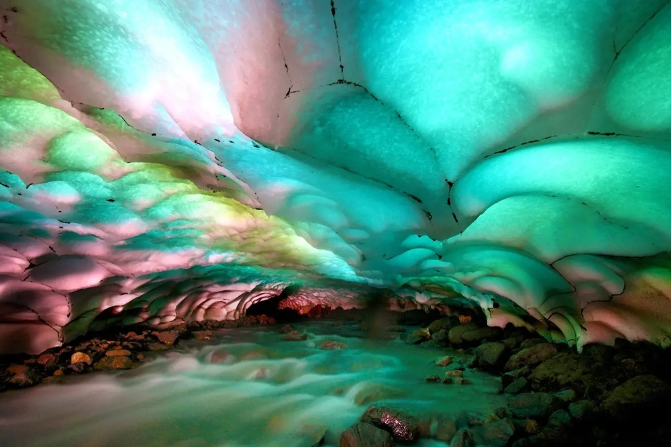 Ledová jeskyně na Kamčatce vypadá jako ze sci-fi filmu