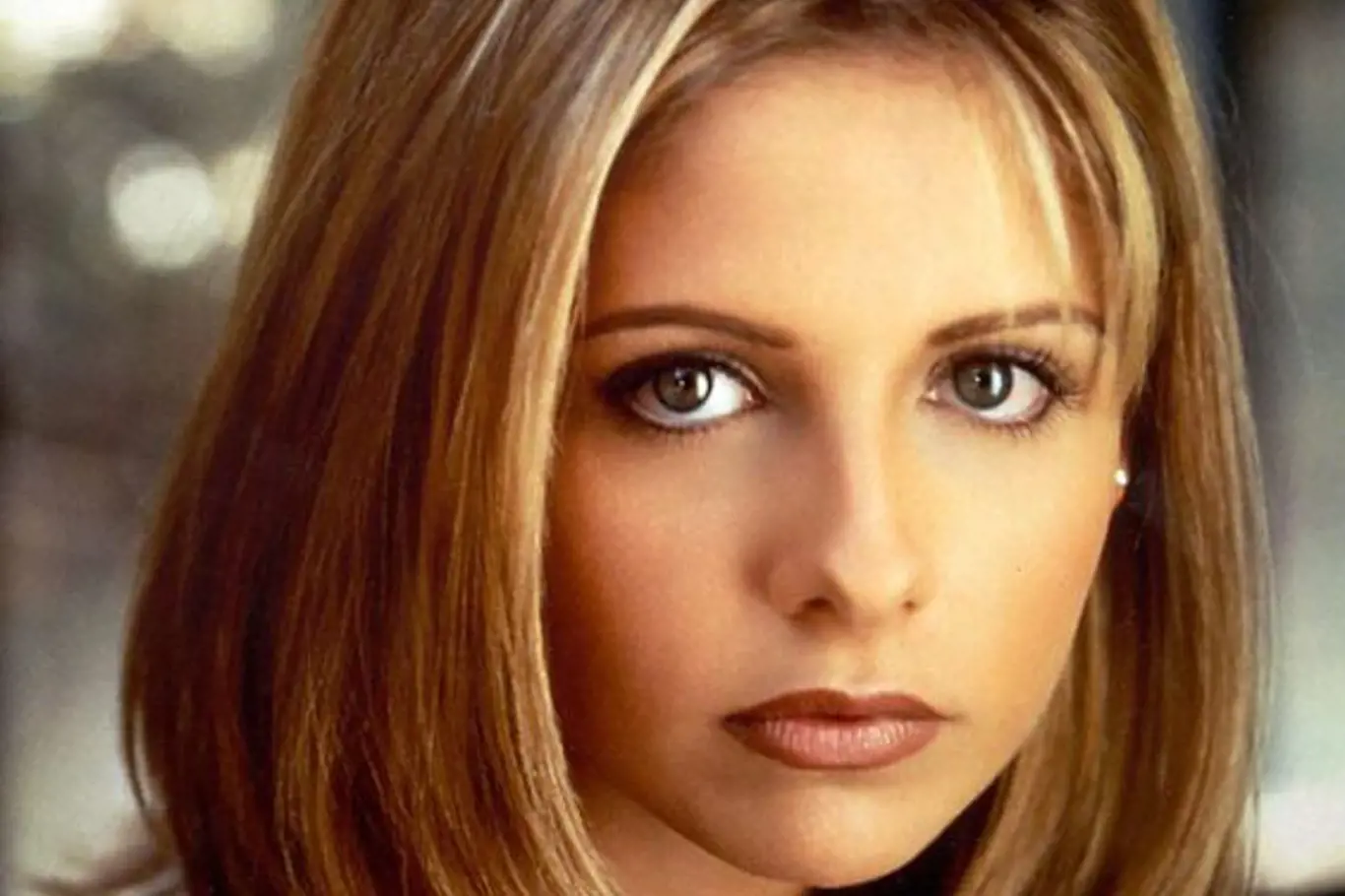 Sarah jako Buffy, přemožitelka upírů.