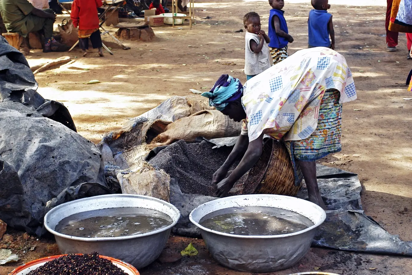 Přípravou místního prosného piva v Burkině Faso se zabývají především ženy.