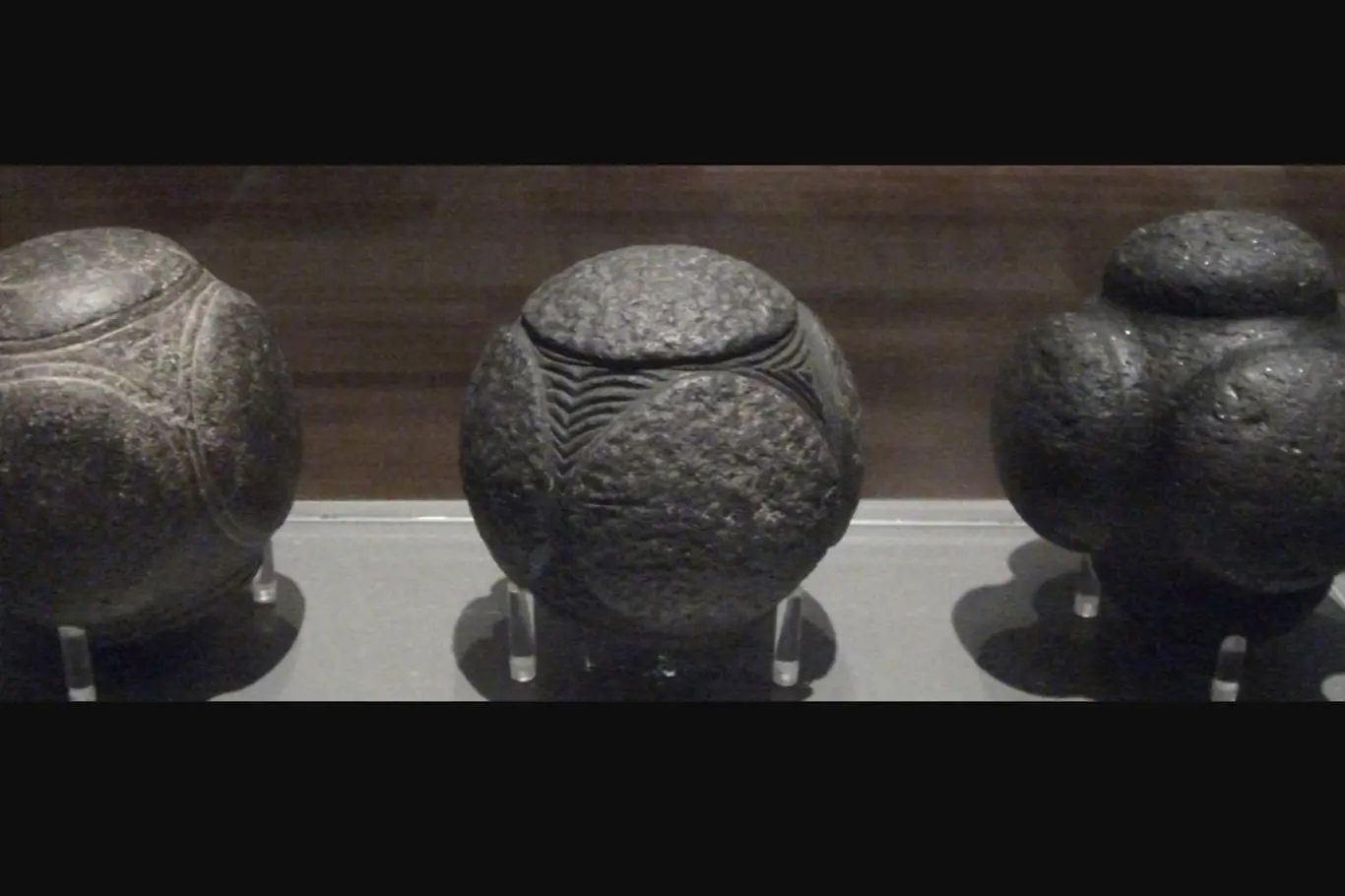 Tři vyřezávané kamenné koule umístěné v Kelvingrove Art Gallery and Museum, Glasgow