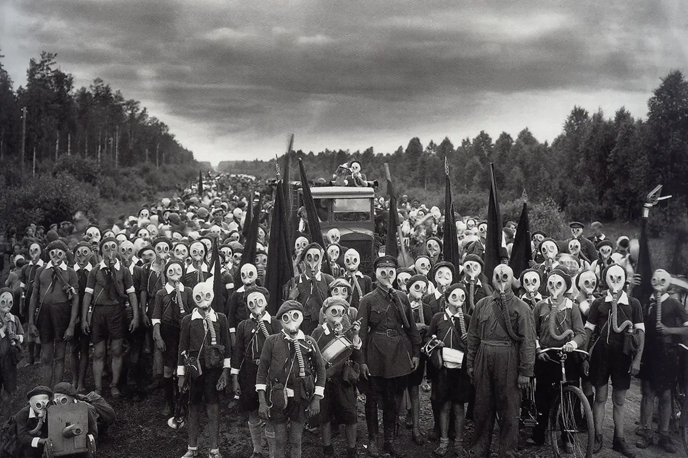 Pověstná fotografie sovětských pionýrů stála fotografa život