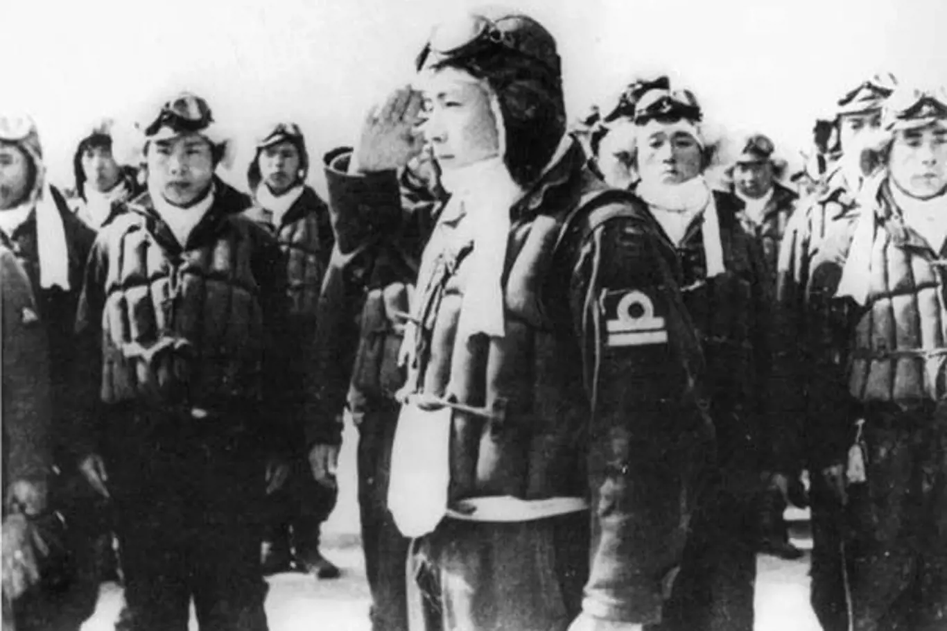 Piloti kamikaze zpočátku dobrovolníci, později byli mladí muži ke vstupu do sebevražedné jednotky vybízeni.