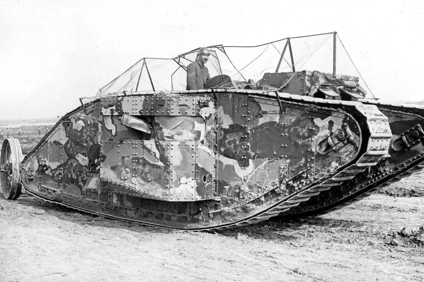 Jeden z prvních tanků nasazených v září 1916