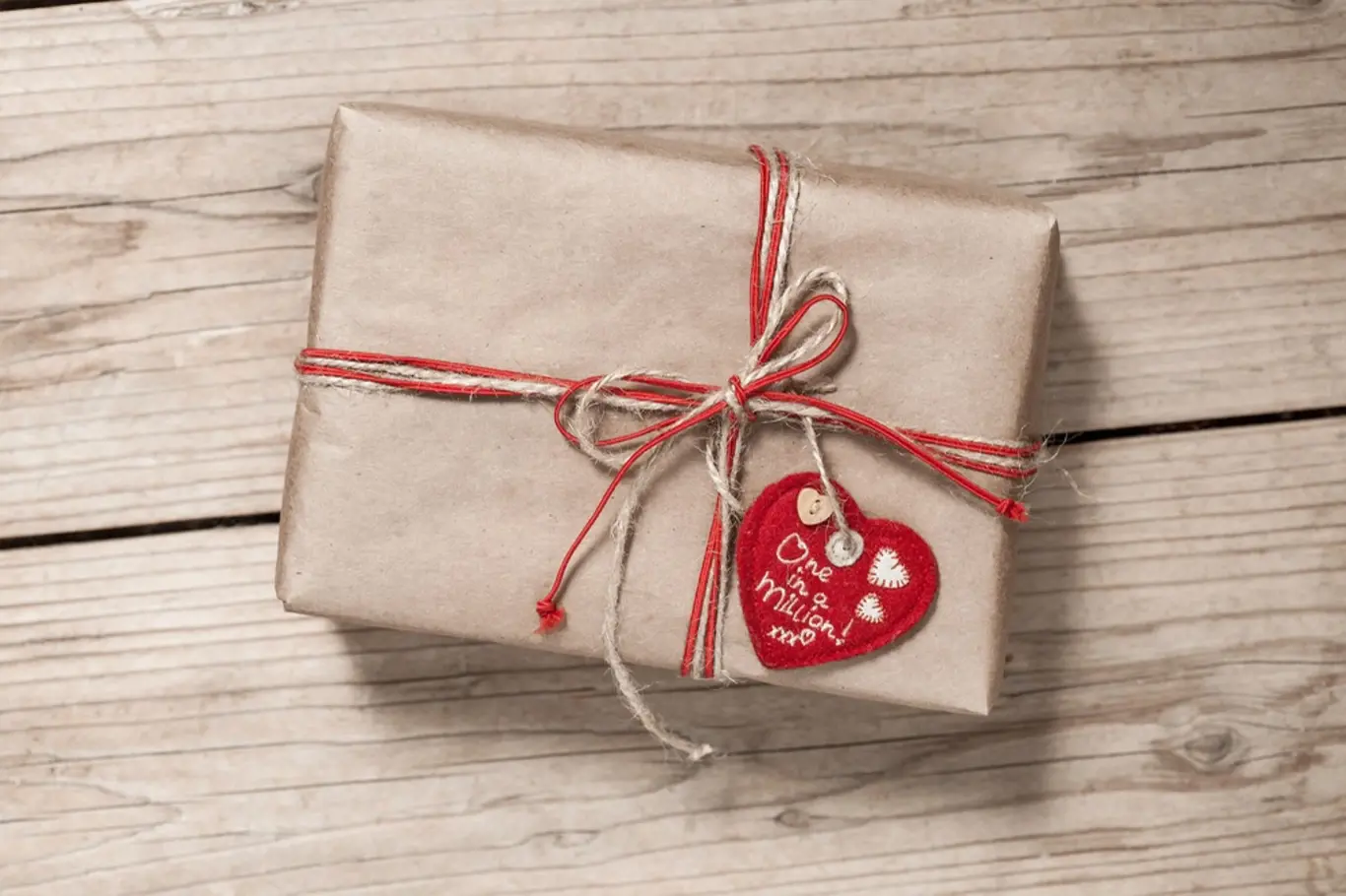Jako visačku na dárek můžete použít srdce z papíru.