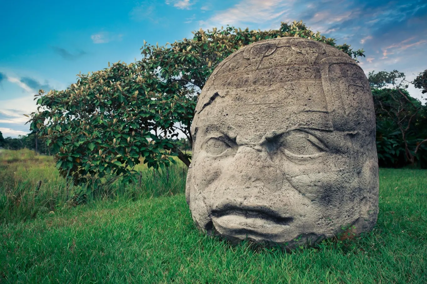 Olmécká kolosální hlava ve starověkém městě La Venta