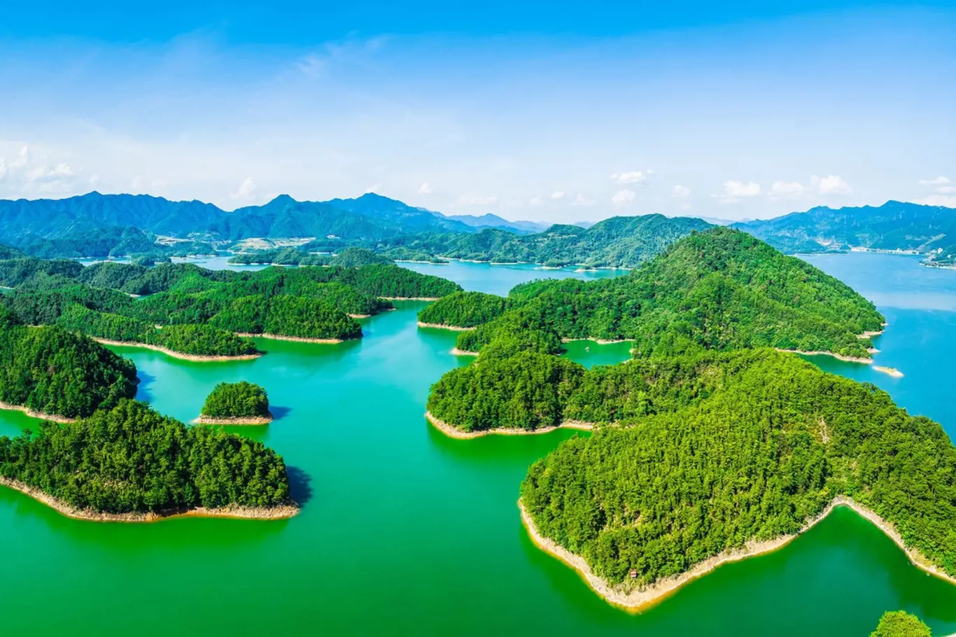 Činské jezero Qiando zvané Jezero tisíce ostrovů