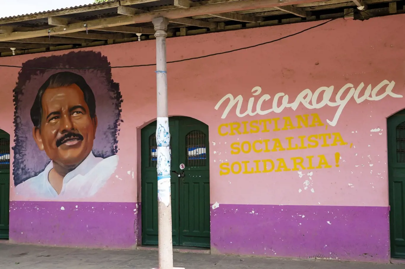 Prezident Daniel Ortega v podání místní lidové tvořivosti.