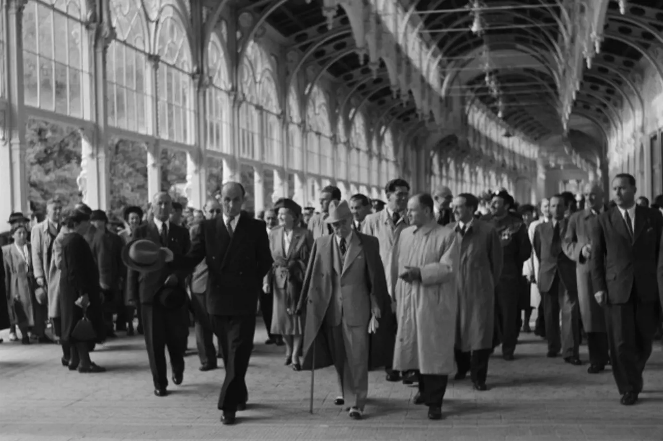 Na snímku prezident republiky Edvard Beneš s manželkou Hanou Benešovou na návštěvě Mariánských Lázně v květnu roku 1947š na kolonádě.