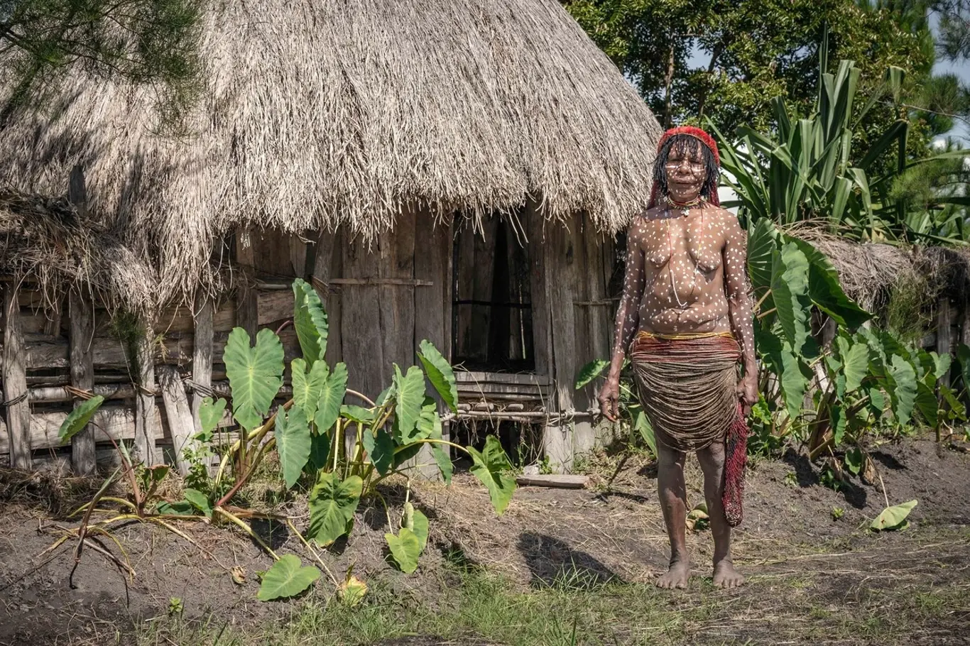 Některé kmeny na Nové Guinei stále praktikovaly kanibalismus.