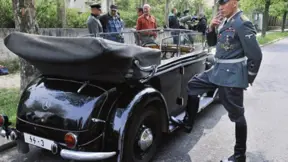 Filmový Heydrich, herec Detlef Bothe, vedle limuzíny – pauza při natáčení Anthropoidu Filmový Heydrich, herec Detlef Bothe, vedle limuzíny – pauza při natáčení Anthropoidu