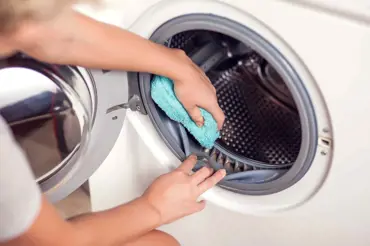 Trápí vás plíseň v těsnění u pračky? Drahé opravy nejsou třeba, postačí hadřík namočený v této tekutině