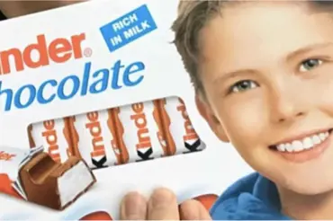 Pamatujete na chlapečka z obalu Kinder čokolády? Vyrostl z něho nádherný muž, dělá modela. Podívejte!