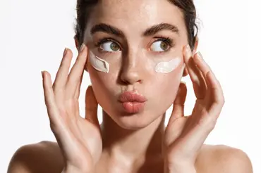 Zimní kosmetické přešlapy: Na co zapomínáme a jaký používat hydratační krém?