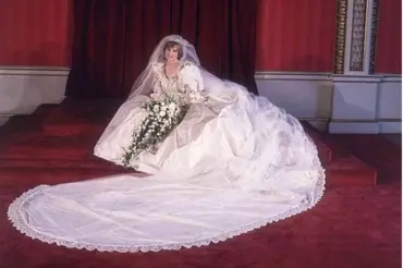 Královské nevěsty: Diana překvapila barvou šatů, Meghan strohostí modelu