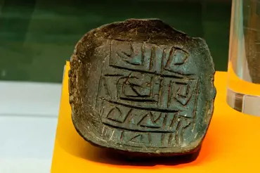 Vědci našli 7 000 let staré tabulky s neznámým písmem. Tyto záhadné znaky přepisují dějiny